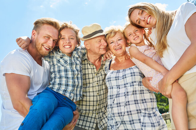 Große Familie steht eng zusammen