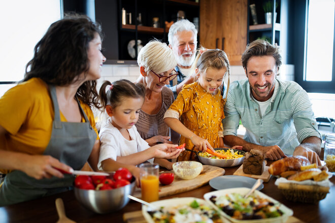 Drei Generationen kochen zusammen