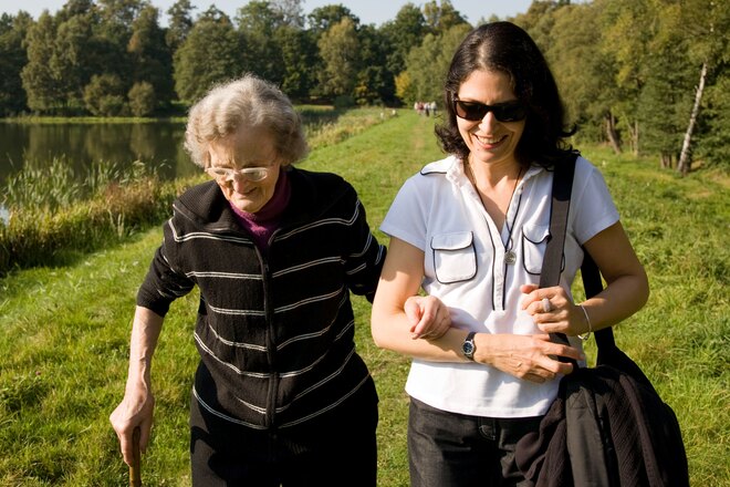 Zwei sehbehinderte Frauen gehen spazieren