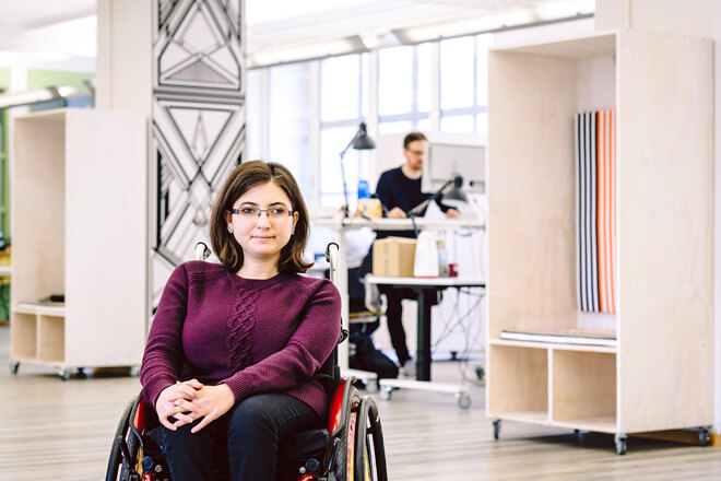 Duygu Özen - Inklusionsberaterin und Prüferin für Leichte Sprache sitzt im Rollstuhl