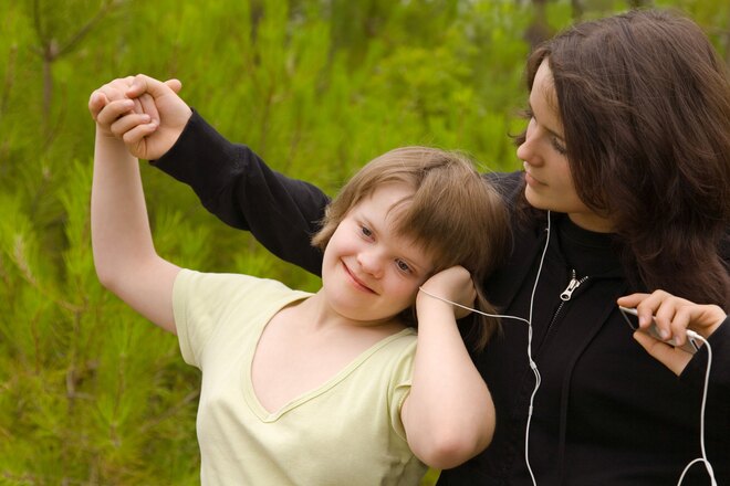 Junge Frau hört mit Kind Musik