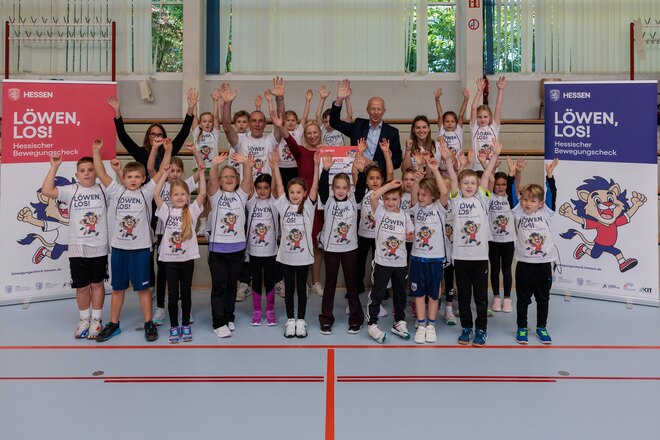 Jubelnde Kinder mit Ministerin Stolz